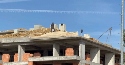 ÇATIDA TEDBİRSİZ ÇALIŞAN İŞÇİLER YÜREKLERİ AĞZA GETİRDİ