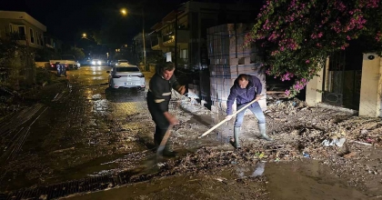 ÇEŞME'DE ŞİDDETLİ YAĞMUR SELE DÖNÜŞTÜ