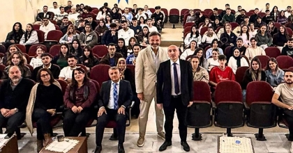 DENEYİMLERİNİ ÜNİVERSİTELİ GENÇLERLE PAYLAŞTI