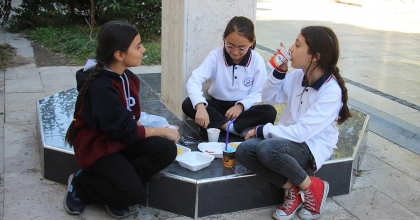 DERSLERİ SINIFTA, BESLENMEYİ SOKAKTA YAPIYORLAR