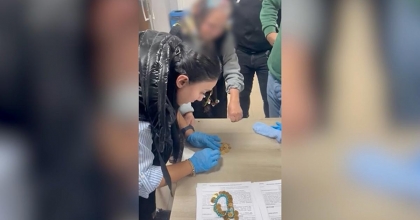 DİLENCİ KADININ ÜZERİNDEN SERVET ÇIKTI