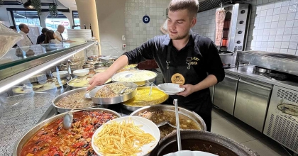 ELİ KALEM DEĞİL KEPÇE TUTTU, 17 YAŞINDA 30 ÇEŞİT YEMEK ÇIKARTIYOR