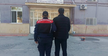 FARKLI SUÇLARDAN 20 YIL HAPİS CEZASIYLA ARANAN ŞAHSI JANDARMA YAKALADI