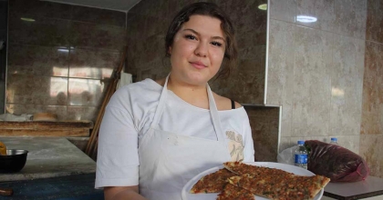 FIRININ ATEŞİYLE HAYALİNİ YOĞURUYOR