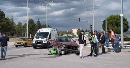 GEDİZ'DE KIRMIZI IŞIK İHLALİ YARALAMALI TRAFİK KAZASINI SEBEP OLDU