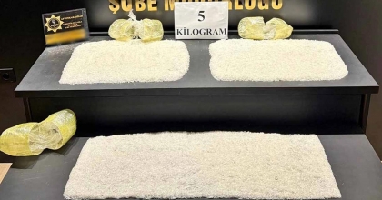 GÜBRE ÇUVALLARININ ARASINDAN 5 KİLOGRAM UYUŞTURUCU ÇIKTI