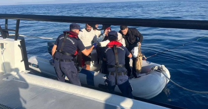 İZMİR AÇIKLARINDA 44 DÜZENSİZ GÖÇMEN YAKALANDI