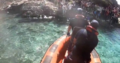 İZMİR'DE 138 DÜZENSİZ GÖÇMEN VE 2 GÖÇMEN KAÇAKÇISI YAKALANDI