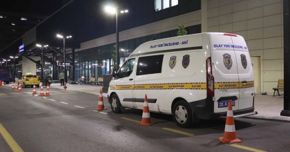 İZMİR'DE DÜNÜRLER ARASINDA BIÇAKLI KAVGA: 1 YARALI, 3 GÖZALTI