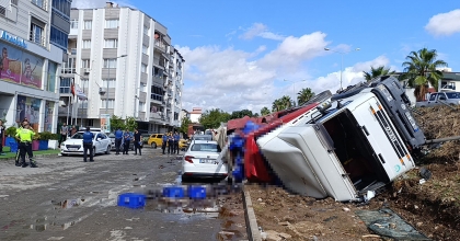 İZMİR'DE KONTROLDEN ÇIKAN TIR YAN YOLA UÇTU: 2 ARAÇ EZİLDİ