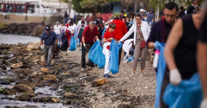 İZMİRLİLERDEN DÜNYA REKORU İÇİN KIYI TEMİZLİĞİ
