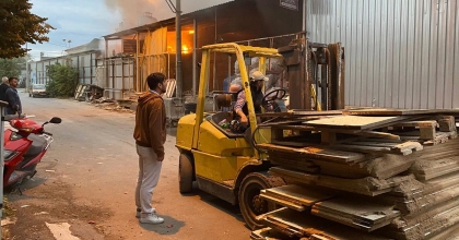 KERESTE DEPOSUNDAKİ YANGIN KORKUTTU