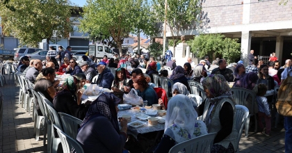 KÖYÜN GENÇLERİ VE İHTİYAR HEYETİ, TÜM KÖYÜ AYNI SOFRADA TOPLADI