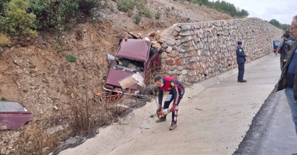 KAYGANLAŞAN YOLDA OTOMOBİL İSTİNAT DUVARINA ÇARPTI