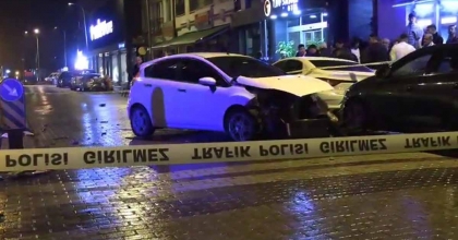 KÜTAHYA'DA OTOMOBİLLER ÇARPIŞTI: 3 YARALI