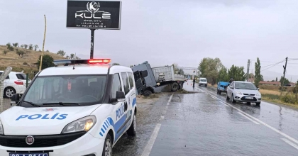 MERMER YÜKLÜ TIRIN METRELERCE KAYDIĞI ANLAR GÜVENLİK KAMERASINDA