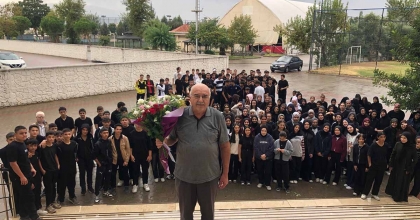 MEZUN OLDUĞU OKULDA 40 YIL GÖREV YAPAN ÖĞRETMEN AĞLATAN TÖRENLE EMEKLİ OLDU