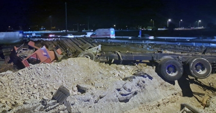 NAR YÜKLÜ TIR ŞARAMPOLE YUVARLANDI