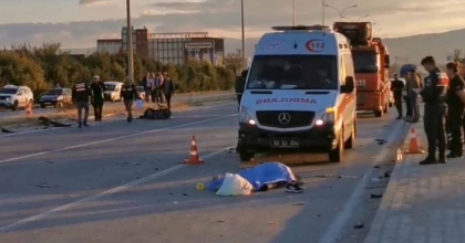 OTOMOBİLLE MOTOSİKLET ÇARPIŞTI: 1 ÖLÜ, 3 YARALI