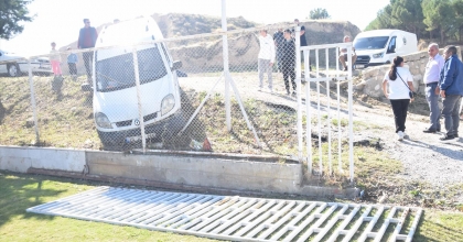 ŞEMİKLER SAHASI’NDA KORKUTAN KAZA: ARAÇ DEMİR KAPIYA ÇARPTI