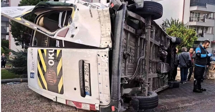 SÖKE’DE ÖĞRENCİ SERVİSLERİ ÇARPIŞTI: 3 YARALI