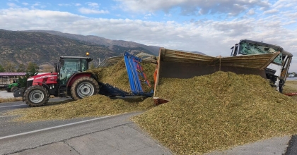 TIRIN TRAKTÖRE ÇARPTIĞI KAZADA İKİ KİŞİ YARALANDI