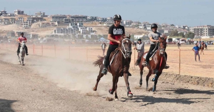 TÜRKİYE'NİN ŞAMPİYON ATLARI MENEMEN'DE YARIŞTI