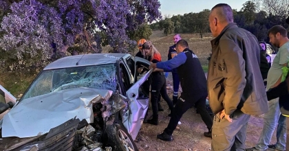 UŞAK’TA OTOMOBİL İLE TRAKTÖR ÇARPIŞTIĞI KAZADA KARI KOCA YARALANDI