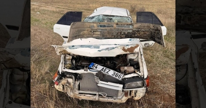 UŞAK’TA OTOMOBİL TARLAYA DÜŞTÜ: 1 KİŞİ YARALANDI