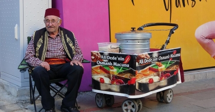 11 YAŞINDA BAŞLADIĞI MESLEĞİNDE 65 YILDIR SOKAKLARDA