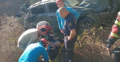 UÇURUMA DEVRİLEN OTOMOBİLİN KADIN SÜRÜCÜSÜ HALAT YARDIMIYLA KURTARILDI
