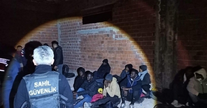 ÇEŞME’DE 27 DÜZENSİZ GÖÇMEN YAKALANDI
