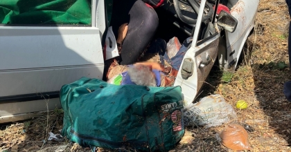 OTOMOBİL YOL KENARINA UÇTU: 1 ÖLÜ, 1 AĞIR YARALI
