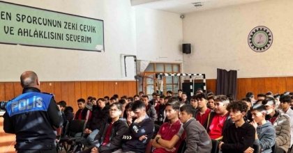 POLİSTEN LİSE ÖĞRENCİLERİNE YÖNELİK EĞİTİM ÇALIŞMASI
