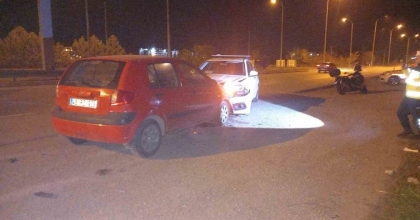 KOTROLDEN ÇIKAN OTOMOBİL RADAR GÖREVİ YAPAN POLİS ARACINA ÇARPTI