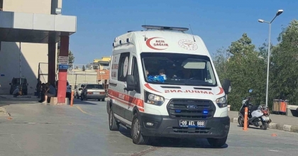 SÖKE’DE İŞ MAKİNASI DEVRİLDİ: 3 YARALI
