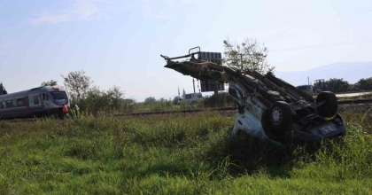 TRENİN ÇARPTIĞI KAMYONET PARAMPARÇA OLDU
