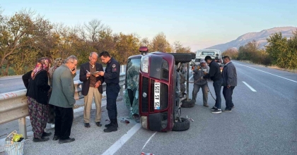 DEVRİLEN TİCARİ ARAÇTA 4 KİŞİ KAZAYI YARA ALMADAN ATLATTI
