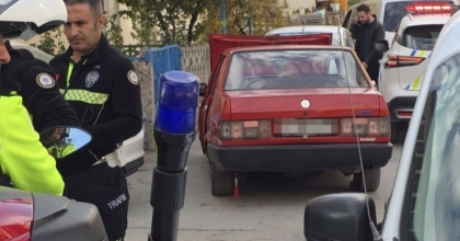 KÜTAHYA’DA ’DUR’ İHTARINA UYMAYAN SÜRÜCÜ ARACINI BIRAKIP KAÇTI
