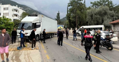 FETHİYE’DE FRENİ PATLAYAN KAMYON, ÖĞRENCİ SERVİSİNE ÇARPTI
