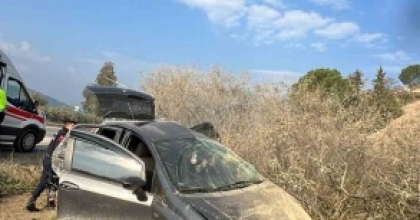 KONTROLDEN ÇIKAN OTOMOBİL, YOL KENARINA SAVRULDU: 3 YARALI
