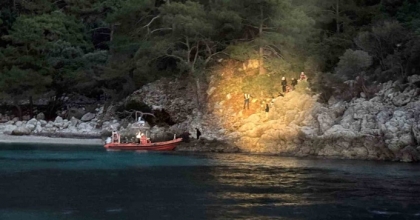 KARADAN ULAŞIM OLMAYAN KOYDA MAHSUR KALAN DÜZENSİZ GÖÇMENLER KURTARILDI
