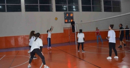 KADIN ÖĞRETMENLERDEN OLUŞAN VOLEYBOL TAKIMI ERKEKLERE MEYDAN OKUYOR
