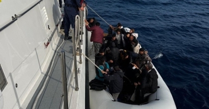 FACİADAN DÖNÜLDÜ: 40’I ÇOCUK 64 DÜZENSİZ GÖÇMEN KURTARILDI
