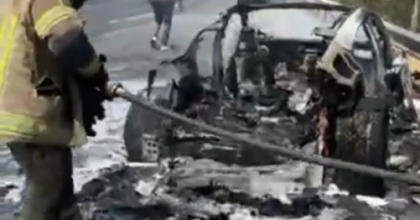 ELEKTRİKLİ KABUS: 18 MİLYONLUK ARAÇ ALEV ALDI, İŞ ADAMI CANINI ZOR KURTARDI