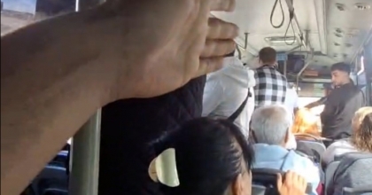 BELEDİYE OTOBÜS ŞOFÖRÜNÜN VALİZLERİ FAZLA DİYE ÖĞRENCİLERİ OTOBÜSE ALMADIĞI İDDİASI
