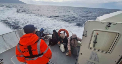 FETHİYE LEYLEK KOYUNDA MAHSUR KALAN 4 DÜZENSİZ GÖÇMEN KURTARILDI
