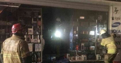 İZMİR’DE CEP TELEFONU AKSESUAR MAĞAZASINDA YANGIN