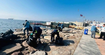 DOĞASEVERLER KARŞIYAKA’DA KIYI TEMİZLİĞİ YAPTI
