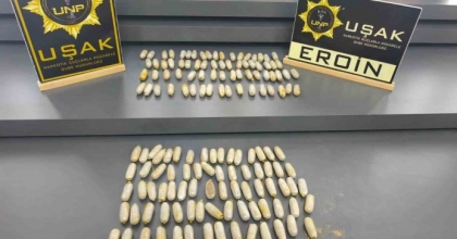 UŞAK’TA MİDELERİNDE EROİN TAŞIYAN İKİ ŞÜPHELİ TUTUKLANDI
